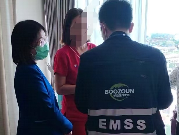 BOOZOUN协调人员与家属及医护沟通转运方案